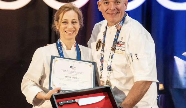 Türk Şef Deniz Orhun’a Amerika’dan Prestijli Ödül: Cutting Edge Award’ı